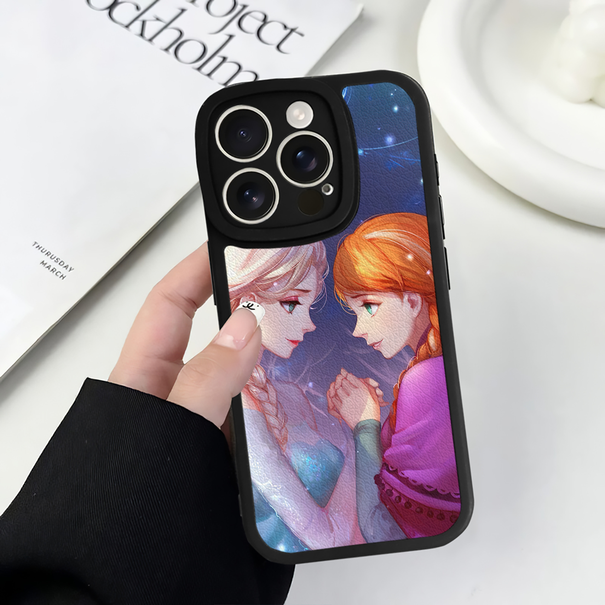 （画像用） アナと雪の女王 アンナ エルサ Frozen Anna Elsa 【iPhone 16シリーズ対応】シリコンスマホケース（レザー調） 材質：シリコン